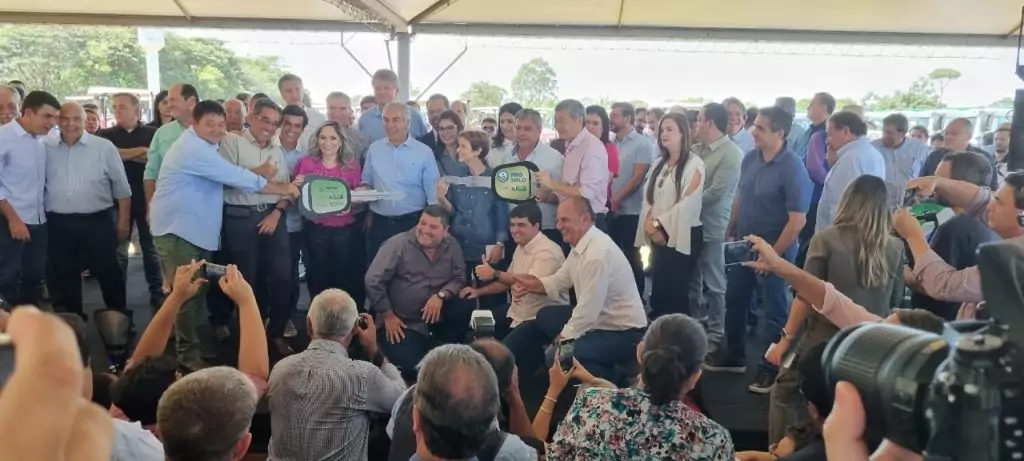 Direto de Campo Grande, prefeito Neco recebe caminhão truck basculante do Governo do Estado para Agricultura Familiar do município