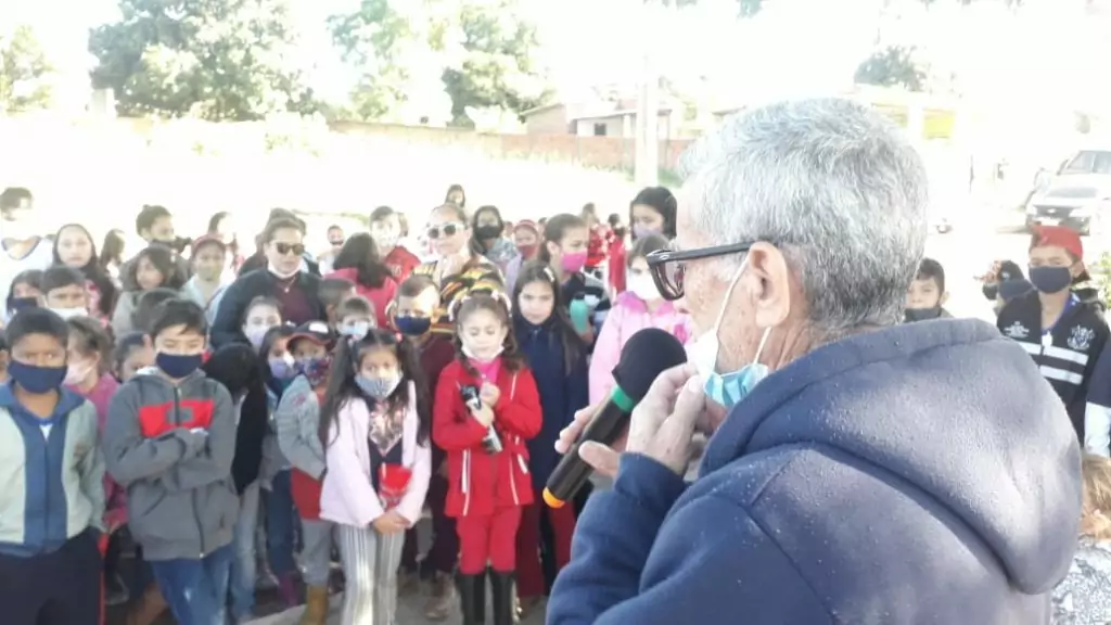 Autoridades de Caracol homenageiam professor Cláudio Palermo que se aposentou da educação