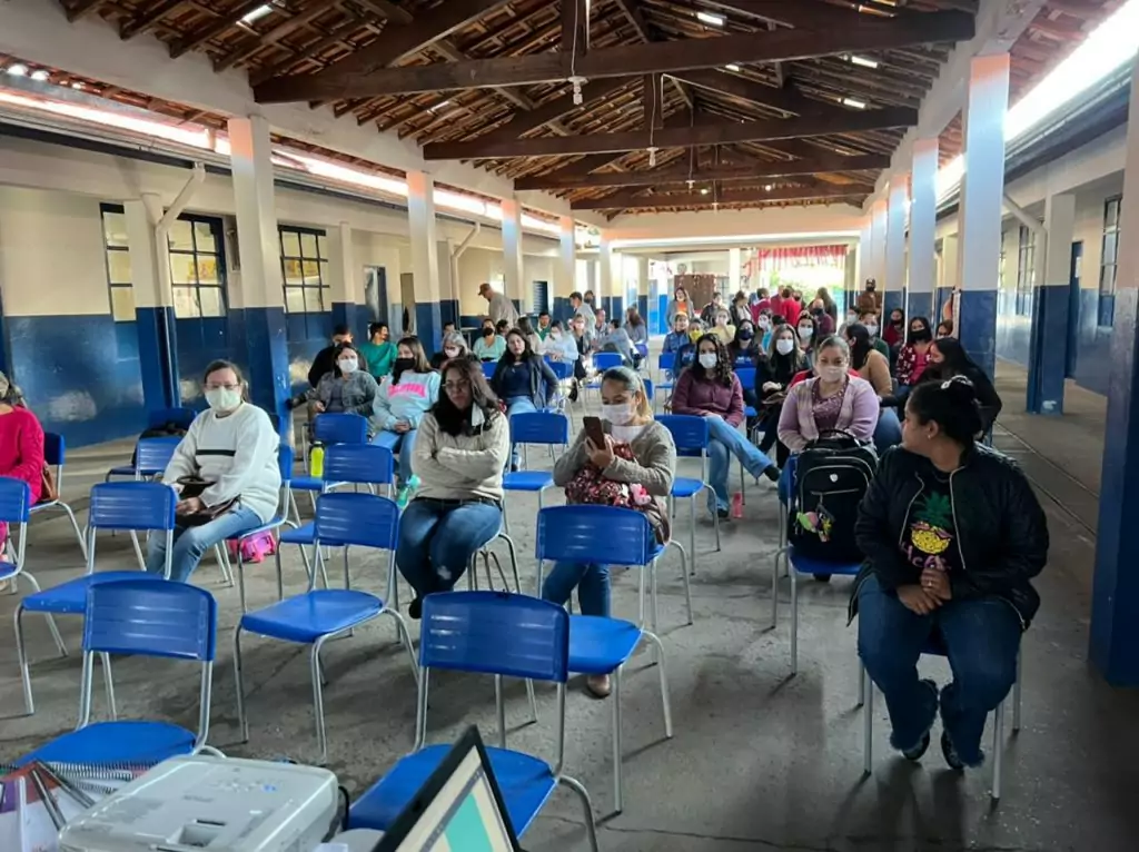 Prefeitura de Caracol realiza apresentação do projeto Jovens Empreendedores Primeiros Passos para professores e auxiliares de ensino