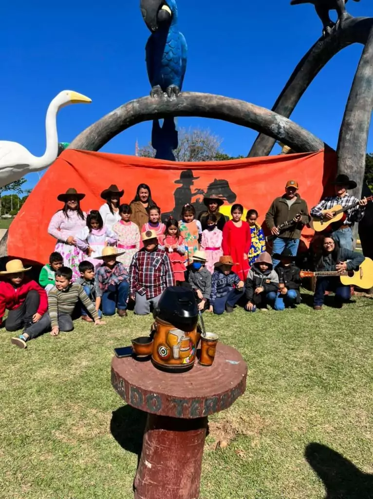 Em atividade proposta na coletânea do MS Alfabetiza, alunos de Caracol estudam cultura de Mato Grosso do Sul com prática de roda de tereré Em atividade proposta na coletânea do MS Alfabetiza, alunos de Caracol estudam cultura de Mato Grosso do Sul com prática de roda de tereré