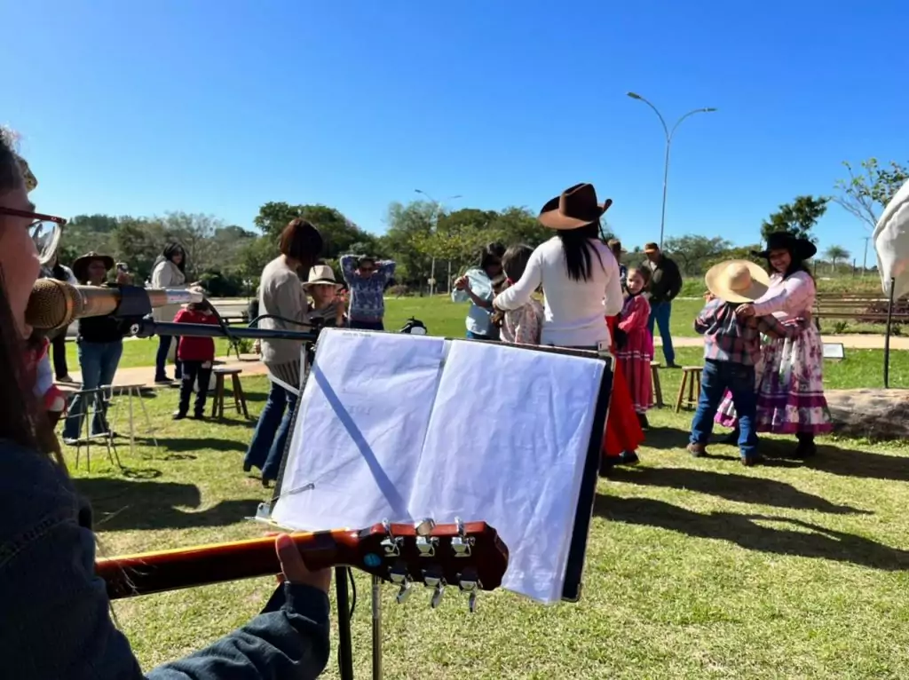 Em atividade proposta na coletânea do MS Alfabetiza, alunos de Caracol estudam cultura de Mato Grosso do Sul com prática de roda de tereré Em atividade proposta na coletânea do MS Alfabetiza, alunos de Caracol estudam cultura de Mato Grosso do Sul com prática de roda de tereré