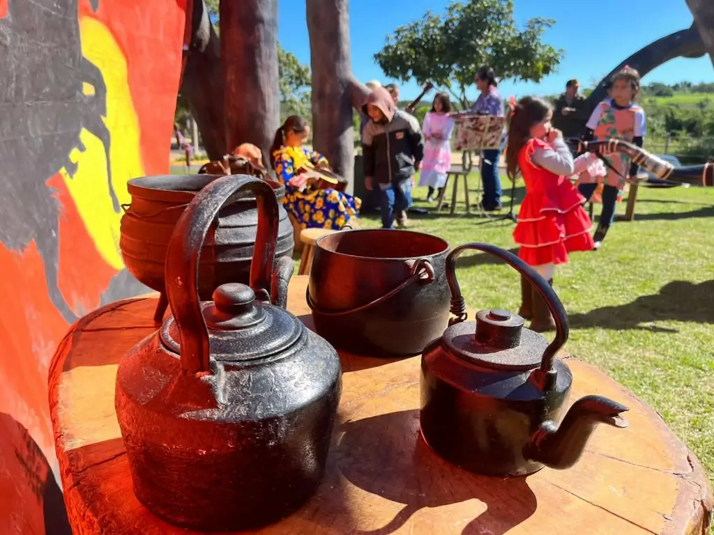 Em atividade proposta na coletânea do MS Alfabetiza, alunos de Caracol estudam cultura de Mato Grosso do Sul com prática de roda de tereré Em atividade proposta na coletânea do MS Alfabetiza, alunos de Caracol estudam cultura de Mato Grosso do Sul com prática de roda de tereré