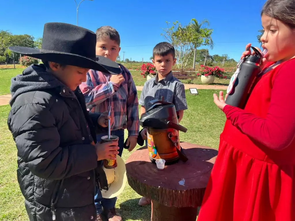 Em atividade proposta na coletânea do MS Alfabetiza, alunos de Caracol estudam cultura de Mato Grosso do Sul com prática de roda de tereré Em atividade proposta na coletânea do MS Alfabetiza, alunos de Caracol estudam cultura de Mato Grosso do Sul com prática de roda de tereré