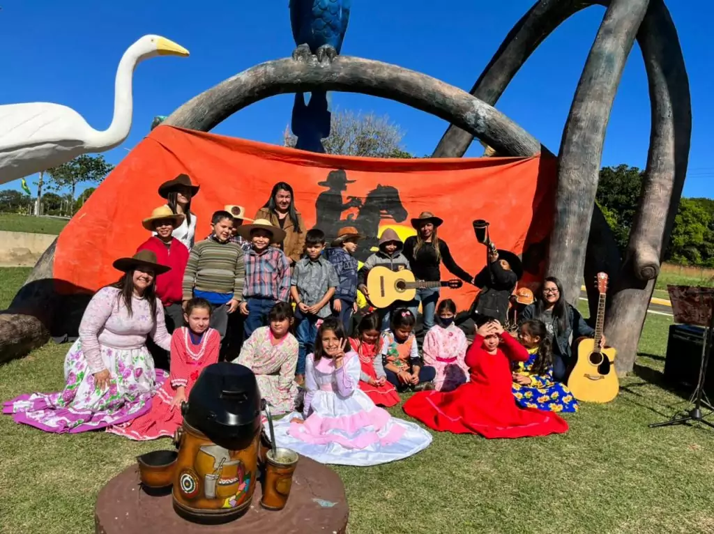 Em atividade proposta na coletânea do MS Alfabetiza, alunos de Caracol estudam cultura de Mato Grosso do Sul com prática de roda de tereré Em atividade proposta na coletânea do MS Alfabetiza, alunos de Caracol estudam cultura de Mato Grosso do Sul com prática de roda de tereré