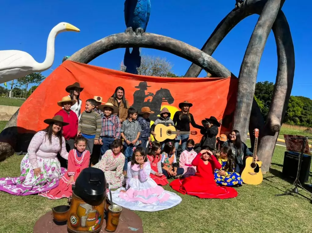 Em atividade proposta na coletânea do MS Alfabetiza, alunos de Caracol estudam cultura de Mato Grosso do Sul com prática de roda de tereré Em atividade proposta na coletânea do MS Alfabetiza, alunos de Caracol estudam cultura de Mato Grosso do Sul com prática de roda de tereré