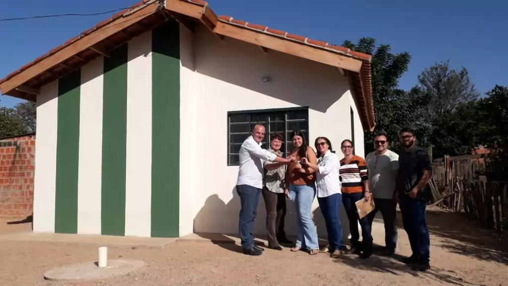 Em clima de emoção e alegria, prefeito Neco Pagliosa entrega casas aos moradores