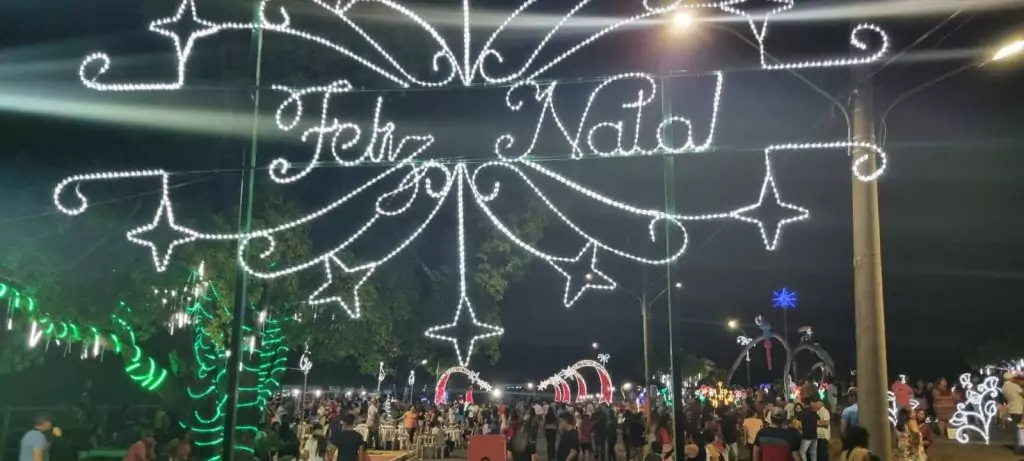 Com muita emoção e alegria, multidão prestigia inauguração da Iluminação Natalina de Caracol Com muita emoção e alegria, multidão prestigia inauguração da Iluminação Natalina de Caracol