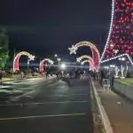 Com muita emoção e alegria, multidão prestigia inauguração da Iluminação Natalina de Caracol Com muita emoção e alegria, multidão prestigia inauguração da Iluminação Natalina de Caracol