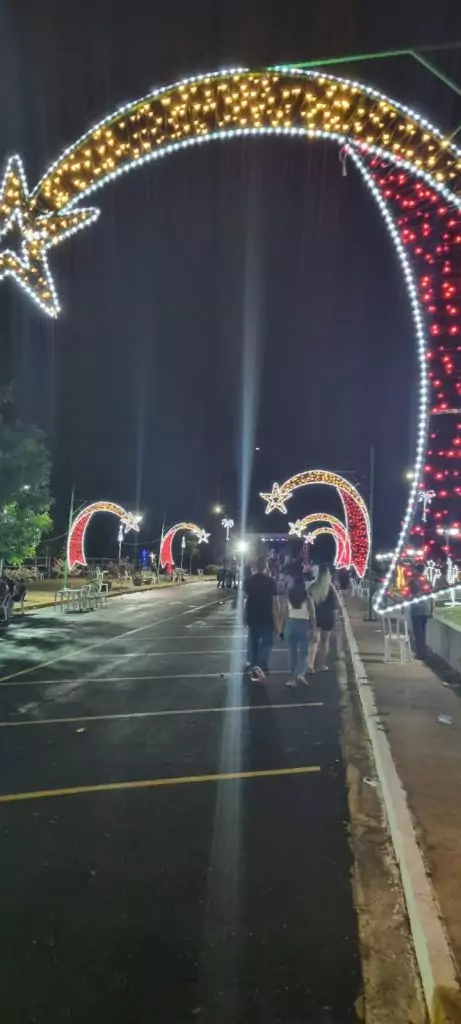 Com muita emoção e alegria, multidão prestigia inauguração da Iluminação Natalina de Caracol Com muita emoção e alegria, multidão prestigia inauguração da Iluminação Natalina de Caracol