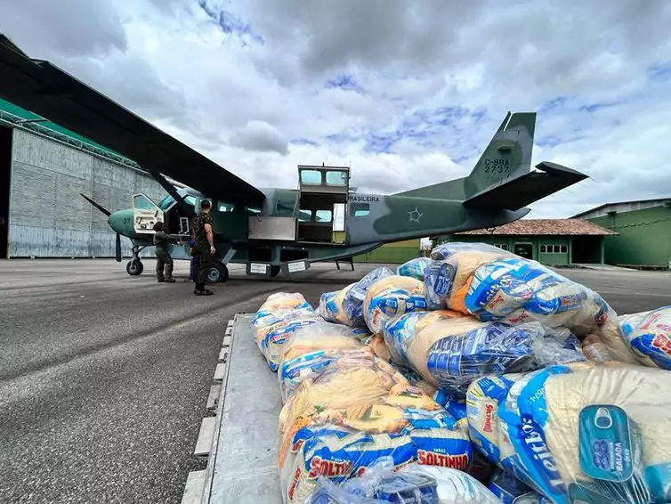 Governo distribui 4 toneladas de alimentos para comunidades yanomami Governo distribui 4 toneladas de alimentos para comunidades yanomami