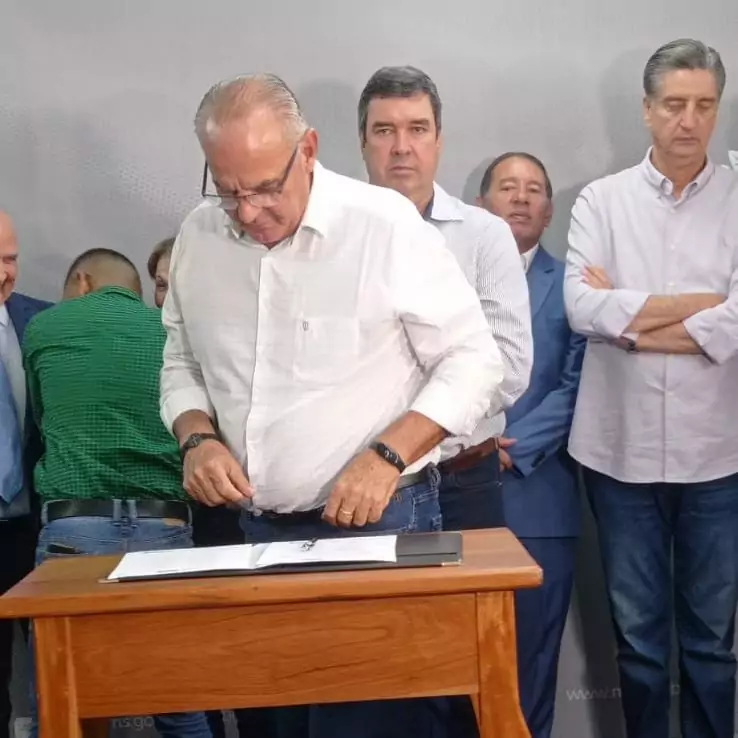 Direto de Campo Grande, prefeito Carlos Humberto Pagliosa assina convênio de ajuda emergencial com o Governo do Estado