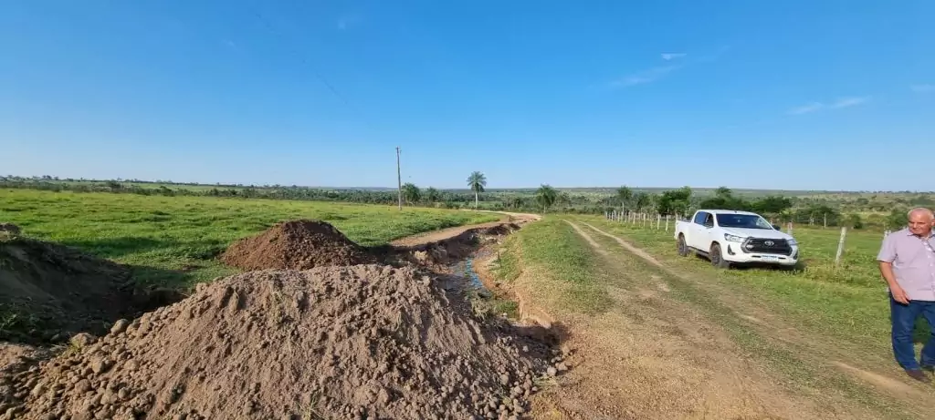 Prefeito Carlos Humberto Pagliosa acompanha serviços de recuperação de estradas na região das fazendas Itaruquê e Bocajá