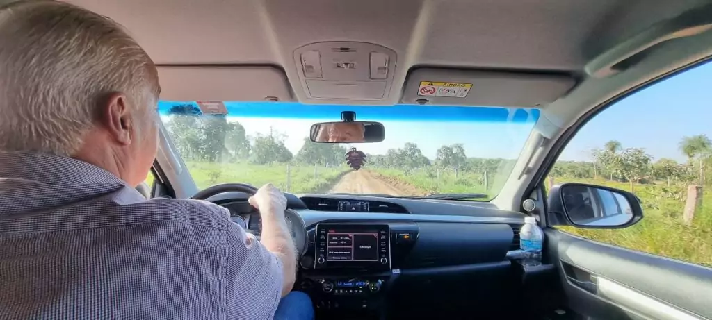 Prefeito Carlos Humberto Pagliosa acompanha serviços de recuperação de estradas na região das fazendas Itaruquê e Bocajá