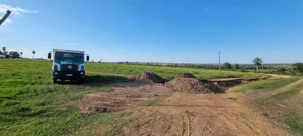 Prefeito Carlos Humberto Pagliosa acompanha serviços de recuperação de estradas na região das fazendas Itaruquê e Bocajá