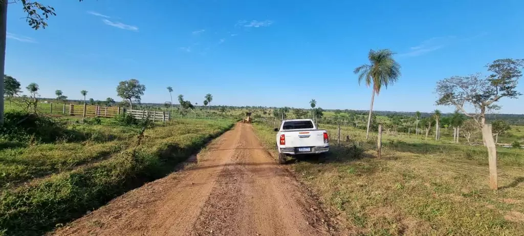 Prefeito Carlos Humberto Pagliosa acompanha serviços de recuperação de estradas na região das fazendas Itaruquê e Bocajá