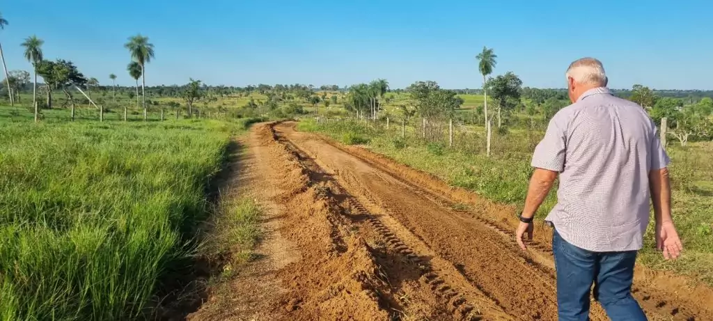 Prefeito Carlos Humberto Pagliosa acompanha serviços de recuperação de estradas na região das fazendas Itaruquê e Bocajá