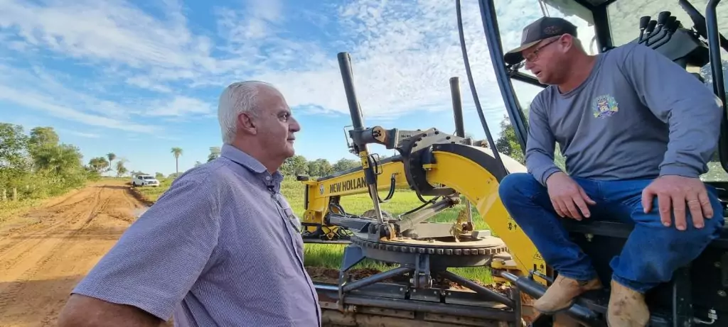 Prefeito Carlos Humberto Pagliosa acompanha serviços de recuperação de estradas na região das fazendas Itaruquê e Bocajá