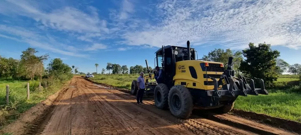 Prefeito Carlos Humberto Pagliosa acompanha serviços de recuperação de estradas na região das fazendas Itaruquê e Bocajá