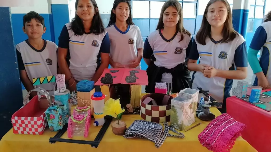 Escolas municipais realizaram Feira de Ciências para apresentação de projetos, pesquisas e experimentos dos alunos Escolas municipais realizaram Feira de Ciências para apresentação de projetos, pesquisas e experimentos dos alunos