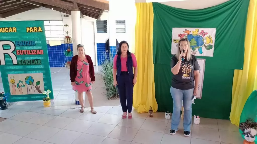 Escolas municipais realizaram Feira de Ciências para apresentação de projetos, pesquisas e experimentos dos alunos Escolas municipais realizaram Feira de Ciências para apresentação de projetos, pesquisas e experimentos dos alunos