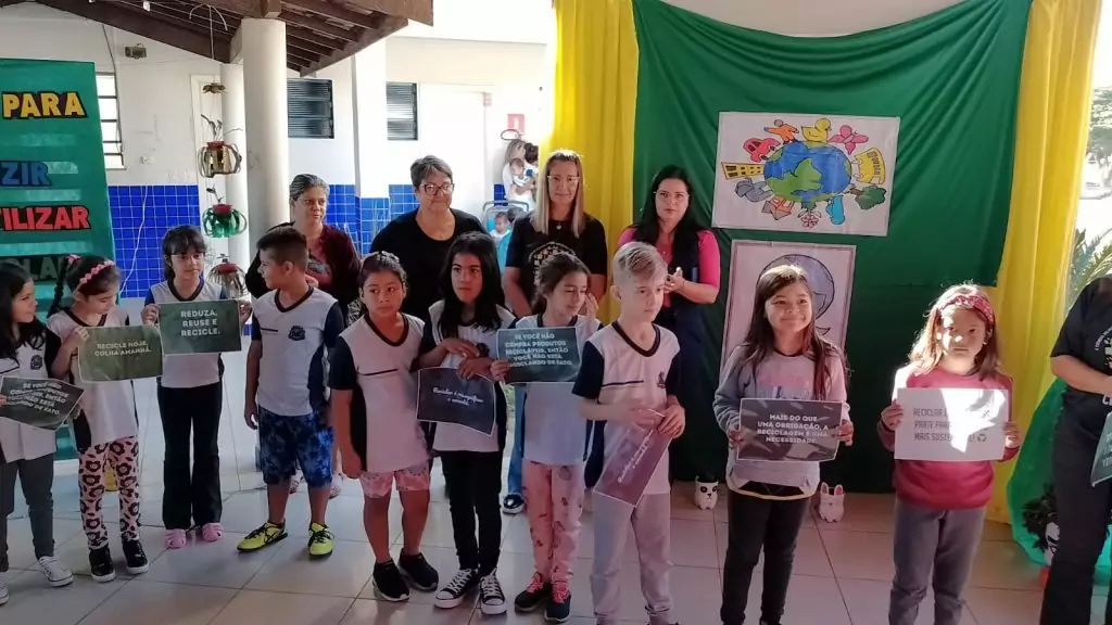 Escolas municipais realizaram Feira de Ciências para apresentação de projetos, pesquisas e experimentos dos alunos Escolas municipais realizaram Feira de Ciências para apresentação de projetos, pesquisas e experimentos dos alunos