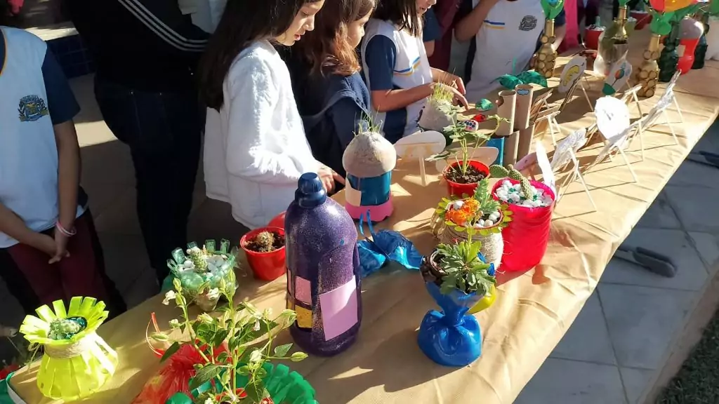 Escolas municipais realizaram Feira de Ciências para apresentação de projetos, pesquisas e experimentos dos alunos Escolas municipais realizaram Feira de Ciências para apresentação de projetos, pesquisas e experimentos dos alunos