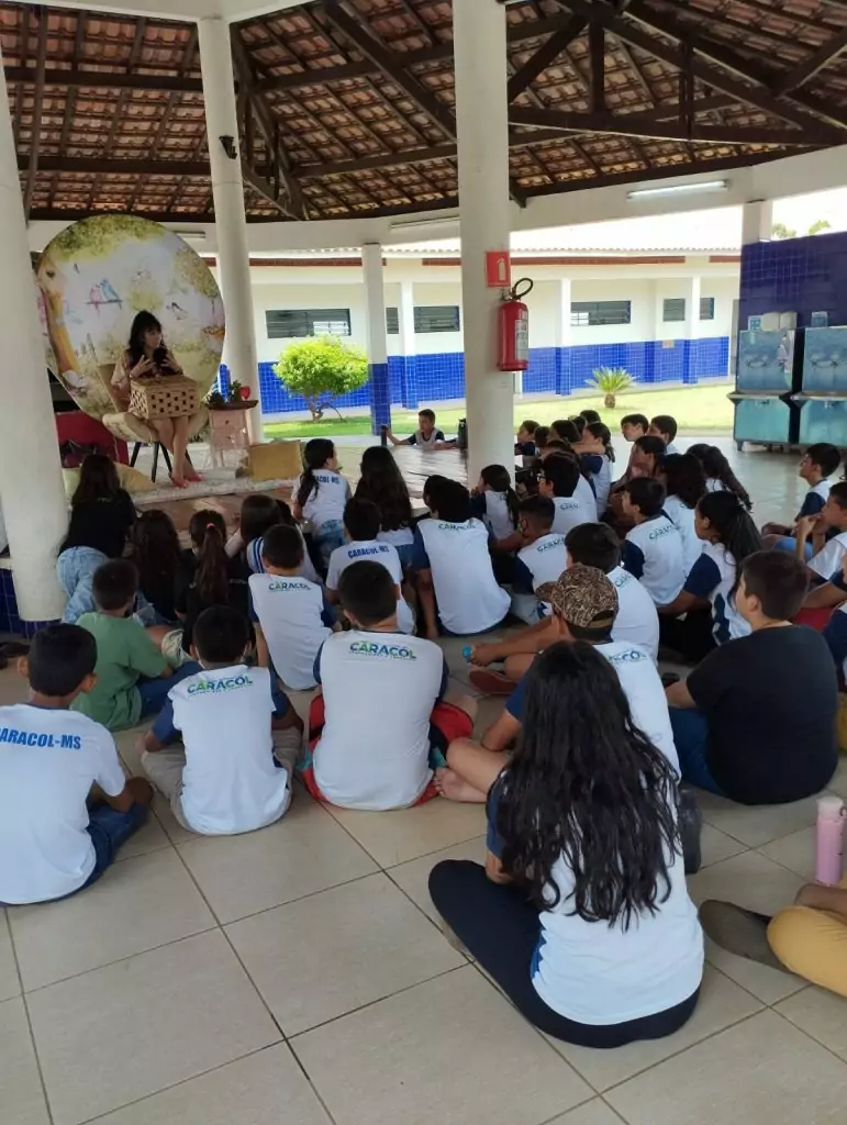 Escritora Sul-Mato-Grossense Sandra Andrade participa de Contação de Histórias com alunos da rede municipal de Caracol Escritora Sul-Mato-Grossense Sandra Andrade participa de Contação de Histórias com alunos da rede municipal de Caracol