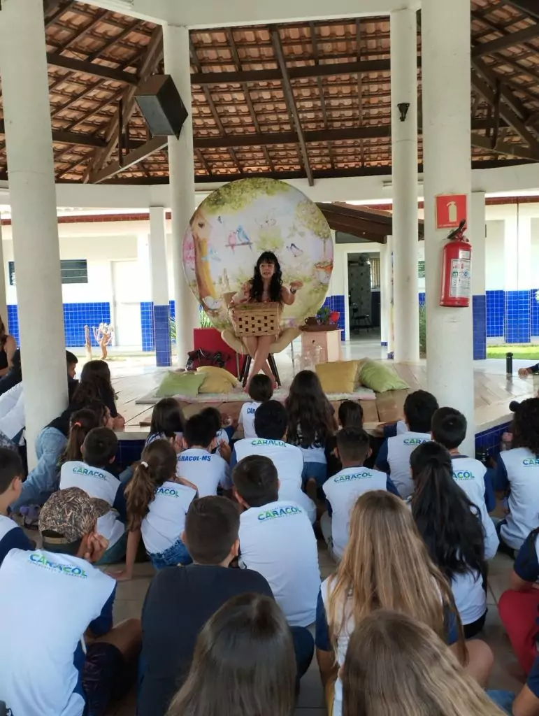 Escritora Sul-Mato-Grossense Sandra Andrade participa de Contação de Histórias com alunos da rede municipal de Caracol Escritora Sul-Mato-Grossense Sandra Andrade participa de Contação de Histórias com alunos da rede municipal de Caracol