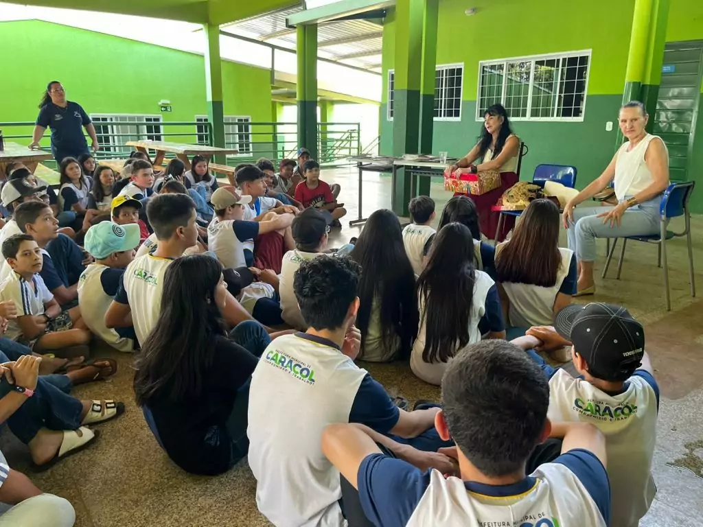 Escritora Sul-Mato-Grossense Sandra Andrade participa de Contação de Histórias com alunos da rede municipal de Caracol Escritora Sul-Mato-Grossense Sandra Andrade participa de Contação de Histórias com alunos da rede municipal de Caracol
