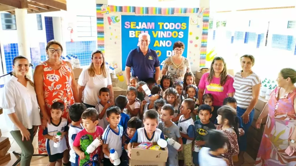 Novos kits escolares são recebidos com euforia e gratidão por estudantes da rede municipal de Caracol