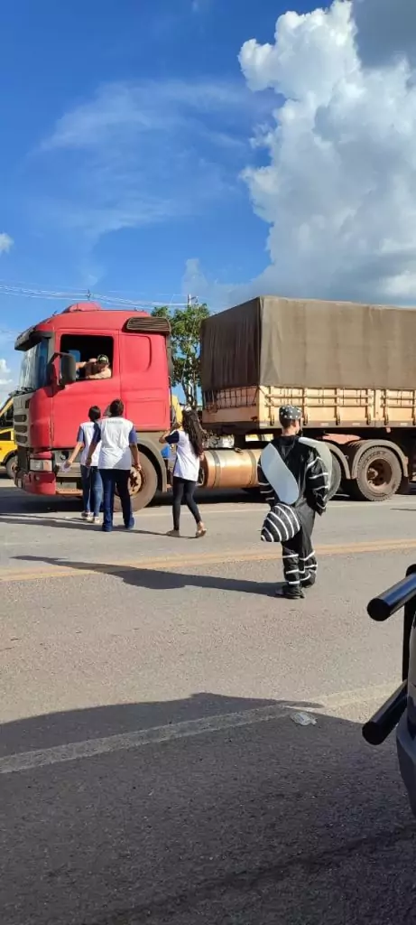 Estudantes da Escola Municipal Rural Inácio Silvestre Monteiro realizam blitz educativa contra a Dengue
