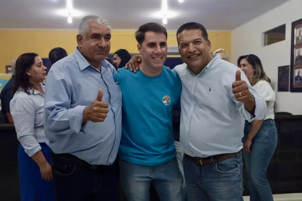 Abraçado pelo povo, Dr. Alex é homologado pré-candidato a prefeito junto com Vandinho para vice