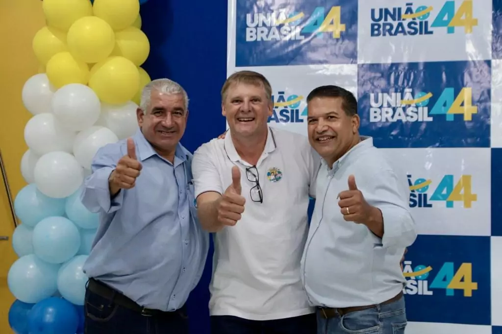 Abraçado pelo povo, Dr. Alex é homologado pré-candidato a prefeito junto com Vandinho para vice