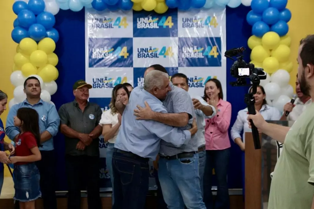 Abraçado pelo povo, Dr. Alex é homologado pré-candidato a prefeito junto com Vandinho para vice