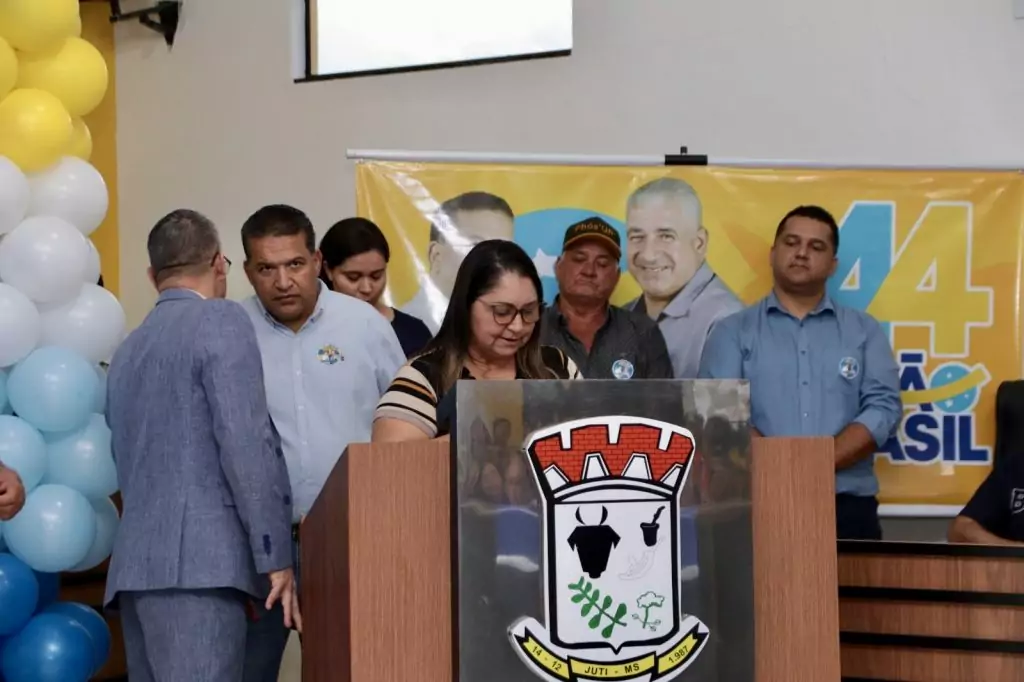 Abraçado pelo povo, Dr. Alex é homologado pré-candidato a prefeito junto com Vandinho para vice