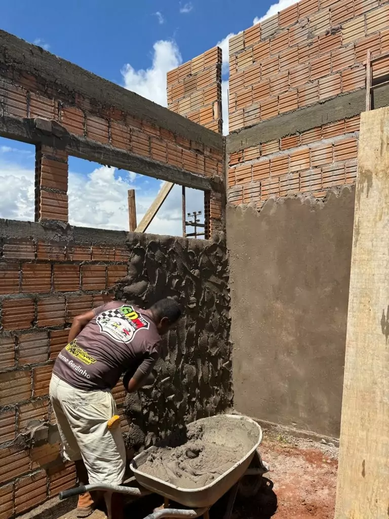 Prefeito Hélio Acosta e secretário Denilson Rafaíne visitam obras de novos vestiários e banheiros no Parque Ecológico Clóvis Bronzim