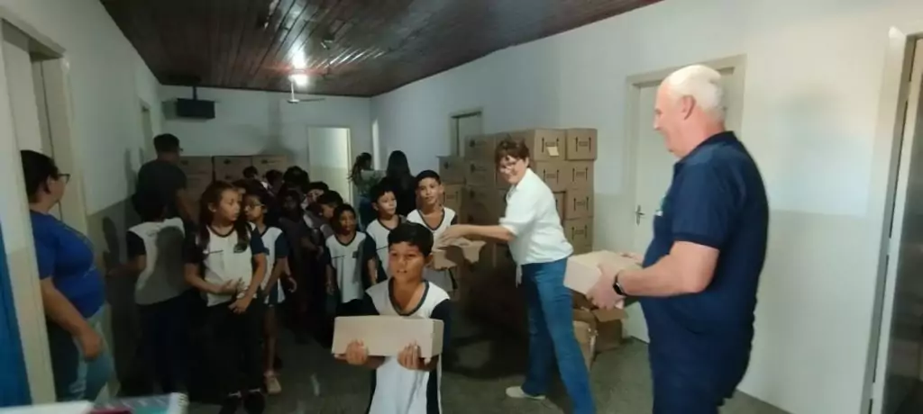 Prefeitura de Caracol entrega kits escolares e material apostilado aos estudantes da rede municipal Prefeitura de Caracol entrega kits escolares e material apostilado aos estudantes da rede municipal
