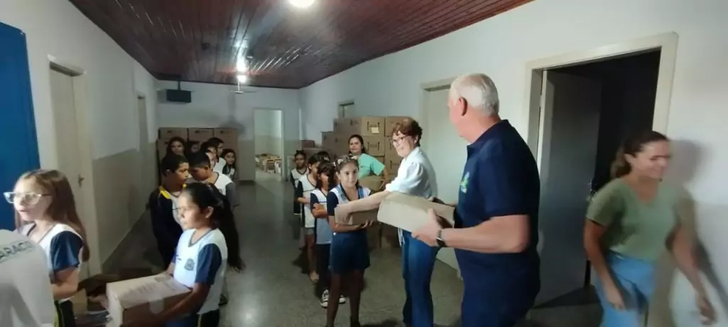 Prefeitura de Caracol entrega kits escolares e material apostilado aos estudantes da rede municipal Prefeitura de Caracol entrega kits escolares e material apostilado aos estudantes da rede municipal