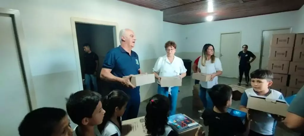 Prefeitura de Caracol entrega kits escolares e material apostilado aos estudantes da rede municipal Prefeitura de Caracol entrega kits escolares e material apostilado aos estudantes da rede municipal