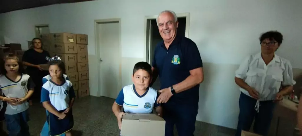Prefeitura de Caracol entrega kits escolares e material apostilado aos estudantes da rede municipal Prefeitura de Caracol entrega kits escolares e material apostilado aos estudantes da rede municipal