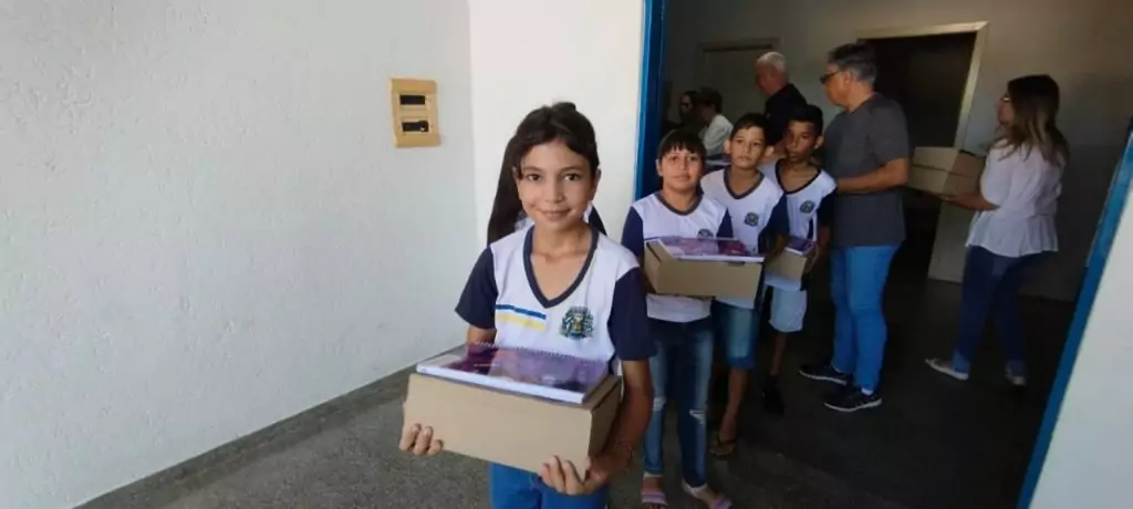 Prefeitura de Caracol entrega kits escolares e material apostilado aos estudantes da rede municipal Prefeitura de Caracol entrega kits escolares e material apostilado aos estudantes da rede municipal
