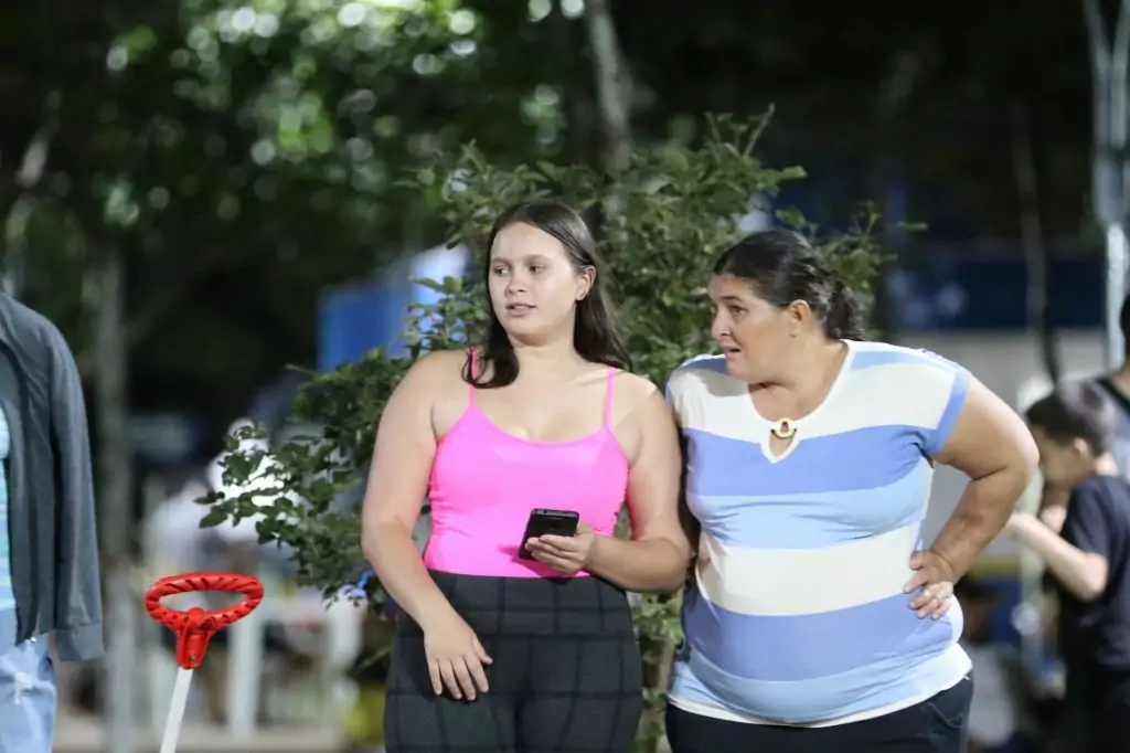 Show de manobras reúne grande público na noite de aniversário de Tacuru