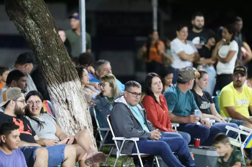 Show de manobras reúne grande público na noite de aniversário de Tacuru