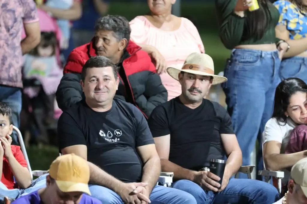 Show de manobras reúne grande público na noite de aniversário de Tacuru