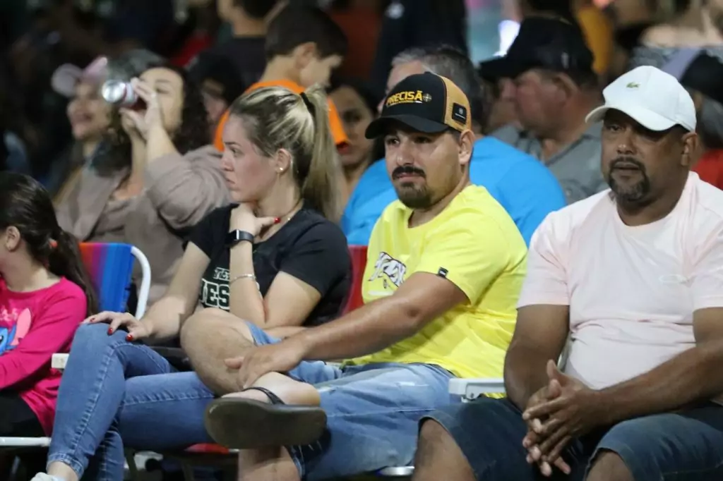 Show de manobras reúne grande público na noite de aniversário de Tacuru