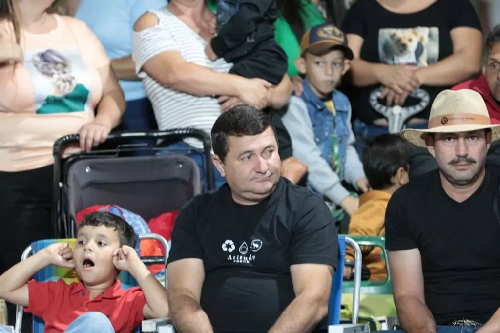 Show de manobras reúne grande público na noite de aniversário de Tacuru