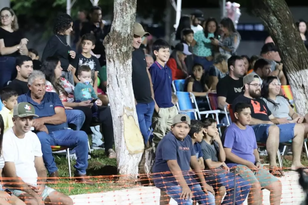 Show de manobras reúne grande público na noite de aniversário de Tacuru