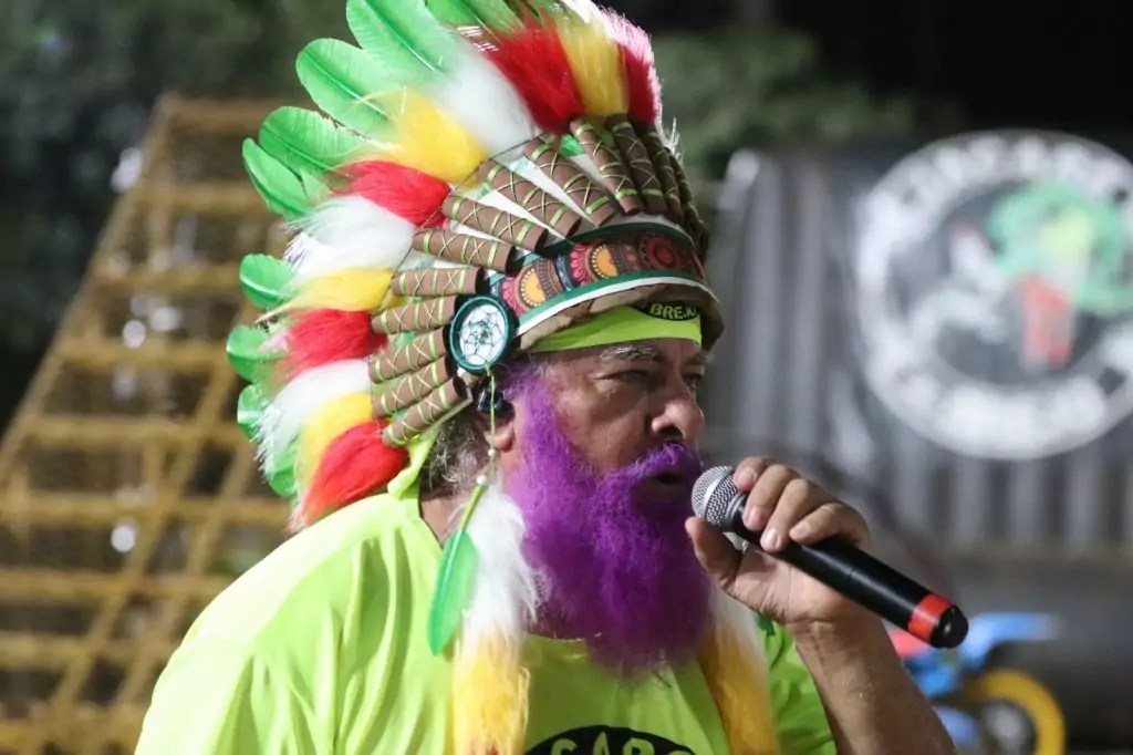 Show de manobras reúne grande público na noite de aniversário de Tacuru