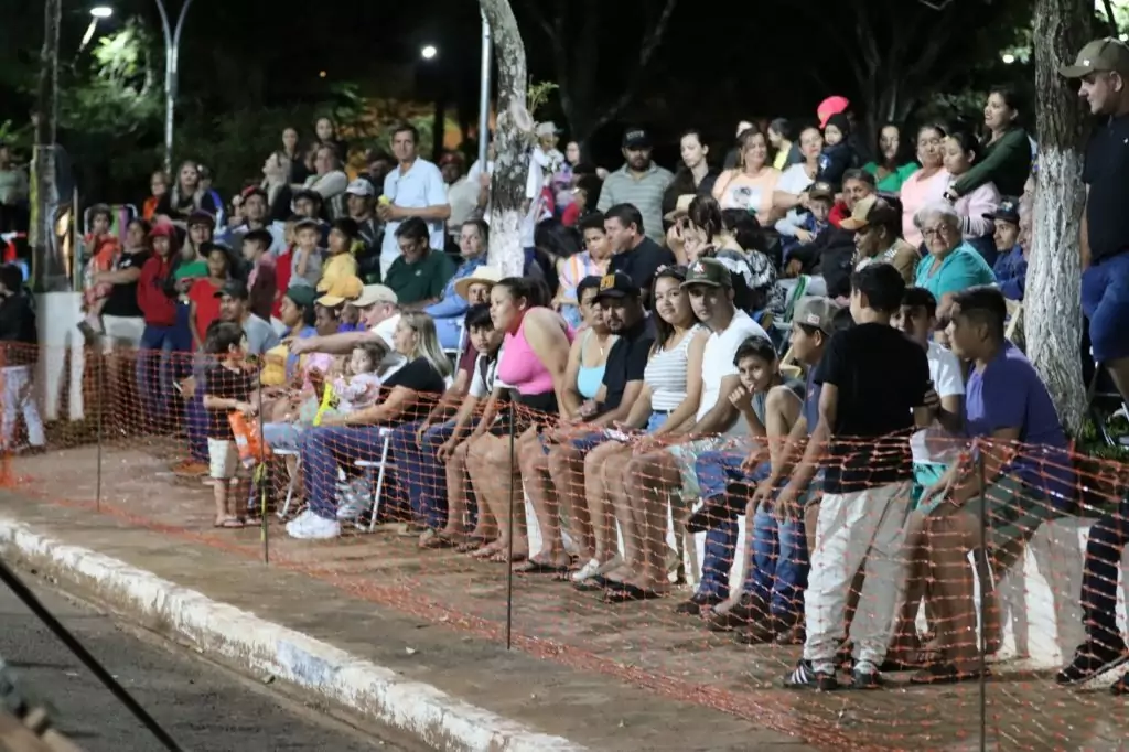 Show de manobras reúne grande público na noite de aniversário de Tacuru