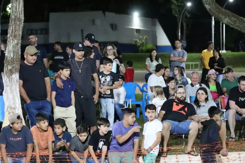 Show de manobras reúne grande público na noite de aniversário de Tacuru
